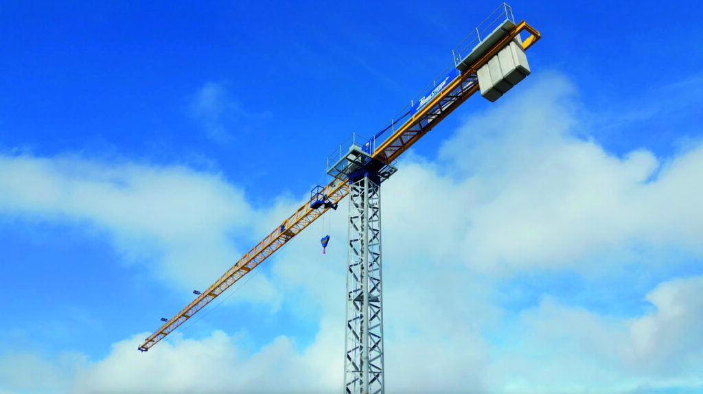 Le gru a torre Flat Top offrono soluzioni affidabili e versatili per cantieri di media e grande complessità
